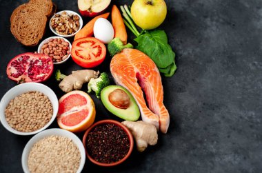 Kırmızı somon bifteği, taze meyve suyu sebzeleri ve kırsal masa arka planında meyveli ketojenik diyet.