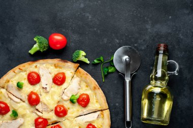 Tavuklu, peynirli ve domatesli ev yapımı pizza dilimleri.