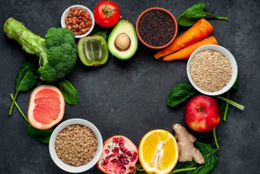 Renkli sebze ve meyve suyu manzarası ve kırsal masa arka planında farklı tahıllı meyveler