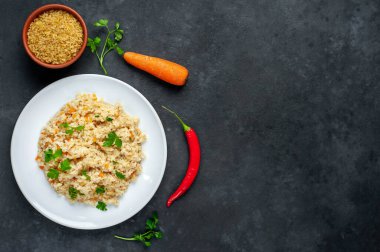 Gri kırsal arka planda sebzeli bulgur pilavı