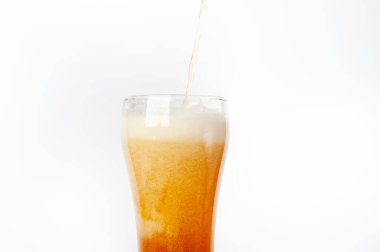 Beyaz arka planda yüksek köpüklü altın sarısı beyaz bira bardağı.