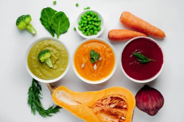 yumuşak taze krema çorbaları kabak, havuç ve brokoli rustik masa arka planında