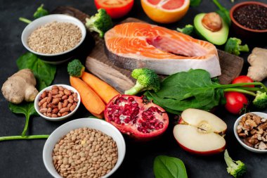 Kırmızı somon bifteği sebzeli ve ahşap tahtada meyveler kırsal masa arka planında