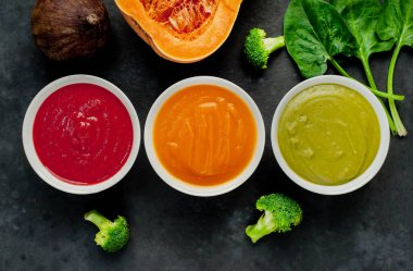 yumuşak taze krema çorbaları kabak, havuç ve brokoli rustik masa arka planında