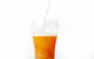 Beyaz arka planda yüksek köpüklü altın sarısı beyaz bira bardağı.