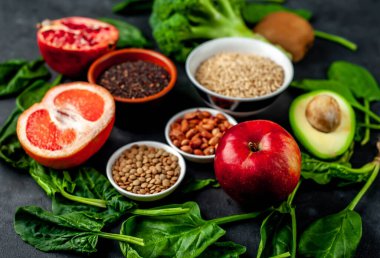 Taze meyve suyu ve sebzeleri kırsal masa arka planında farklı tahıllarla kapatın.