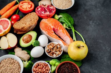 Sebzeli taze somon bifteği ve kırsal masa arka planında meyveler.