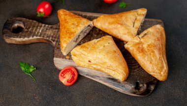 Ev yapımı sandviçler et ve peynirli, ahşap tahtada domatesli, kırsal masa arka planında. 