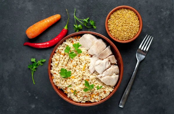 Fleischscheiben Mit Frisch Gebackenem Bulgur Pilaf Mit Gemüse Und Kräutern — Stockfoto