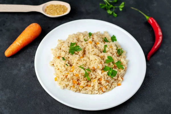 Frisch Gebackene Bulgur Pilaf Mit Gemüse Und Kräutern Auf Grauem — Stockfoto