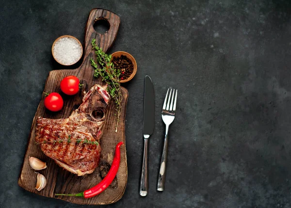 Sabroso Bistec Carne Parrilla Con Tomates Tablero Madera Sobre Fondo — Foto de Stock