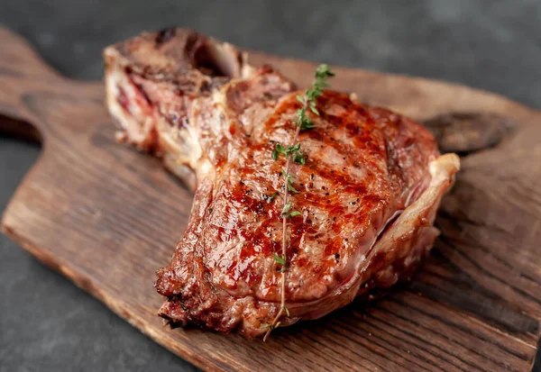 Ribeye Grill Steak Viande Sur Planche Bois Sur Fond Table — Photo