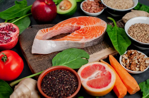 Leichte Keto Diät Mit Rotem Lachs Frischem Saftgemüse Und Obst — Stockfoto