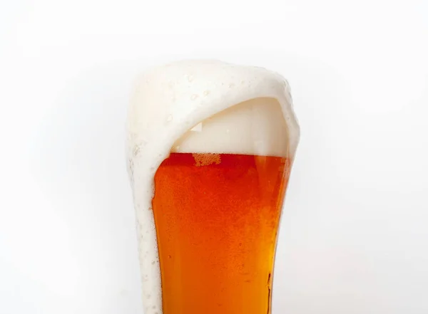 Стакан Золотисто Желтого Белого Пива Высокой Пеной Белом Фоне — стоковое фото