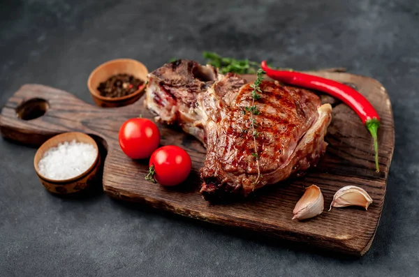 Savoureux Steak Viande Grill Côtelette Avec Des Tomates Sur Planche — Photo