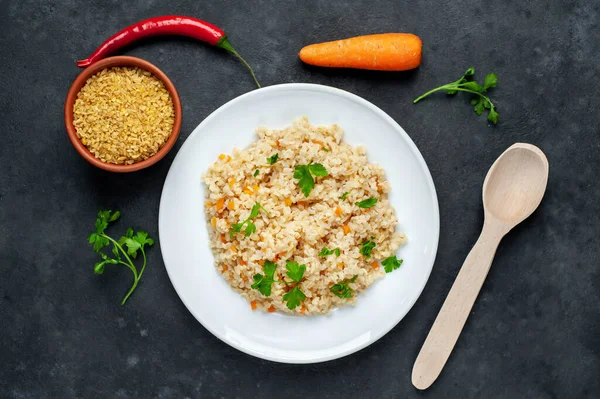 Bulgur Pilaf Mit Gemüse Auf Grauem Rustikalem Hintergrund — Stockfoto