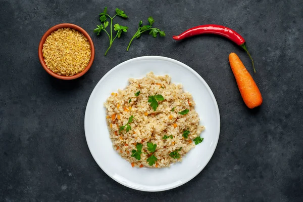 Bulgur Pilaf Mit Gemüse Auf Grauem Rustikalem Hintergrund — Stockfoto