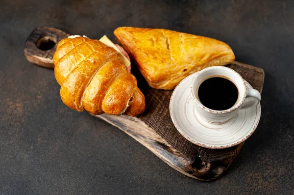 Aroma Xícara Café Preto Com Sanduíche Croissant Com Bacon Queijo — Fotografia de Stock
