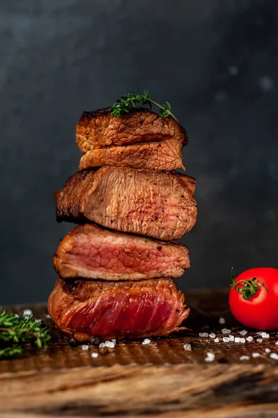 Succosa Carne Alla Griglia Fette Bistecca Con Erbe Pomodori Tavola — Foto Stock