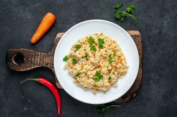 Frisch Gebackene Bulgur Pilaf Mit Gemüse Und Kräutern Auf Grauem — Stockfoto