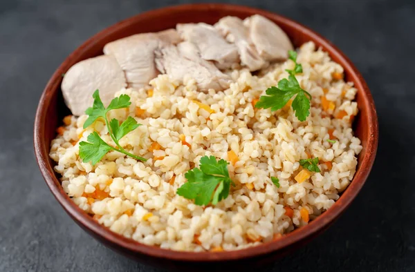 Fleischscheiben Mit Frisch Gebackenem Bulgur Pilaf Mit Gemüse Und Kräutern — Stockfoto