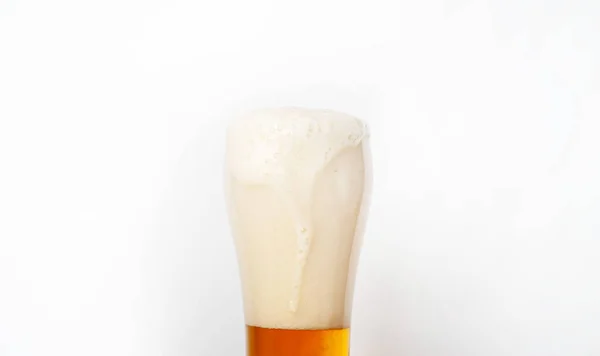 Vidro Cerveja Branca Amarela Dourada Com Espuma Alta Isolada Fundo — Fotografia de Stock