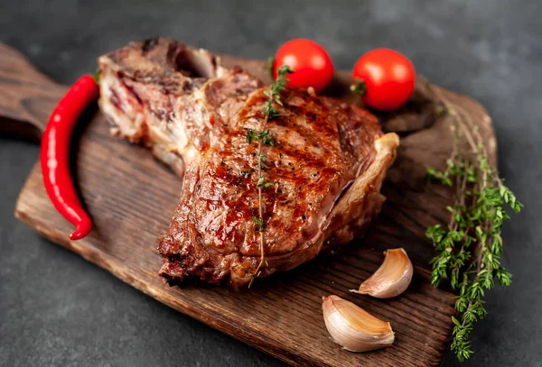 Ízletes Borda Grill Hús Steak Paradicsom Fórumon Rusztikus Asztal Háttér — Stock Fotó