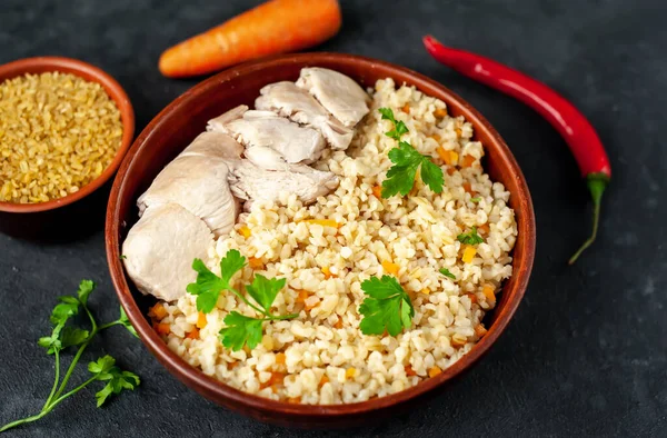 Fleischscheiben Mit Frisch Gebackenem Bulgur Pilaf Mit Gemüse Und Kräutern — Stockfoto