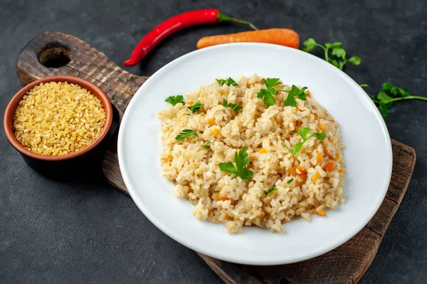 Frisch Gebackene Bulgur Pilaf Mit Gemüse Und Kräutern Auf Grauem — Stockfoto