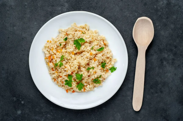 Bulgur Pilaf Mit Gemüse Auf Grauem Rustikalem Hintergrund — Stockfoto