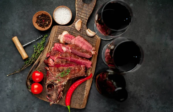 Csont Borda Gyógynövény Grillezett Steak Szeletek Vörösboros Poharak Rusztikus Asztal — Stock Fotó