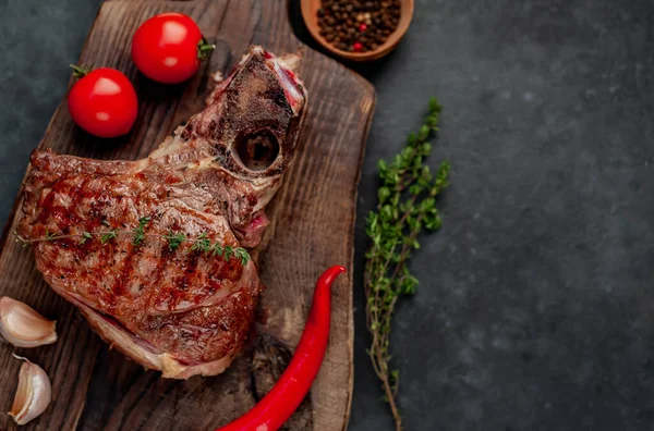 Sabroso Bistec Carne Parrilla Con Tomates Tablero Madera Sobre Fondo — Foto de Stock