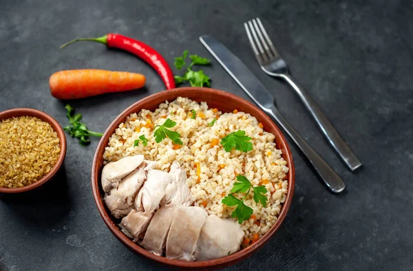 Fleischscheiben Mit Frisch Gebackenem Bulgur Pilaf Mit Gemüse Und Kräutern — Stockfoto