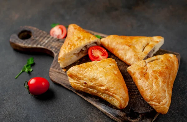 Sanduíches Caseiros Fatias Com Carne Queijo Com Tomate Tábua Madeira — Fotografia de Stock