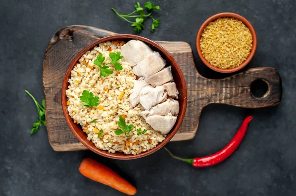 Hühnerfleischscheiben Mit Frisch Gebackenem Bulgur Pilaf Mit Gemüse Und Kräutern — Stockfoto