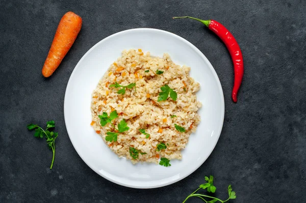 Frisch Gebackene Bulgur Pilaf Mit Gemüse Und Kräutern Auf Grauem — Stockfoto