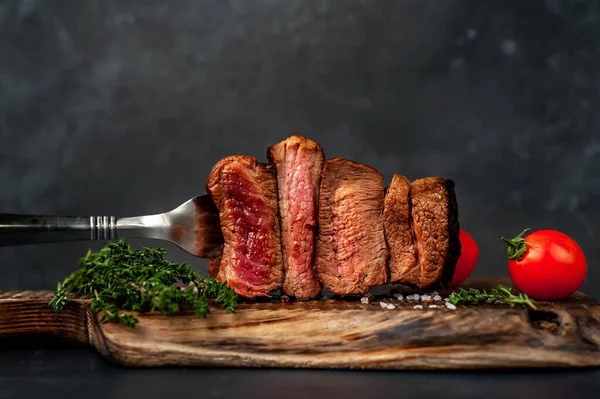 Saftige Steakscheiben Vom Grill Mit Kräutern Und Tomaten Auf Holzbrett — Stockfoto