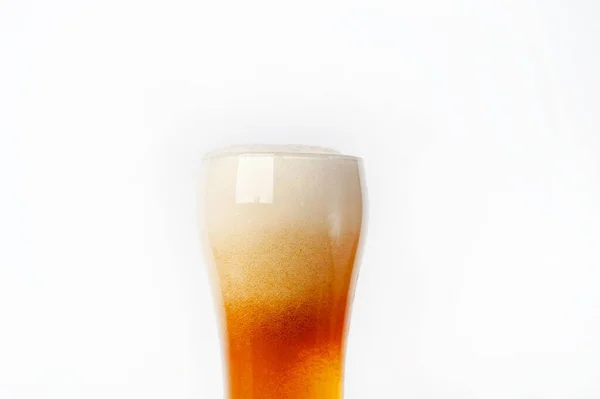白い背景に高い泡の黄金の黄色の白ビールのガラス — ストック写真