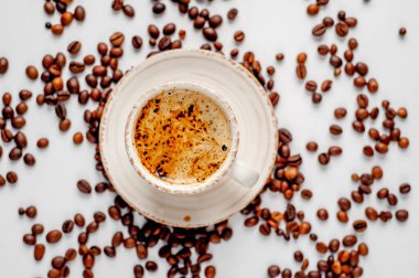 Beyaz arka planda kahve ve kahve çekirdekleri ve metin için fotokopi alanı..