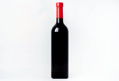 Beyaz arka planda izole edilmiş kırmızı şarap şişesi.