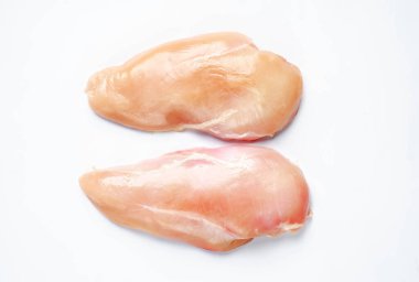 Beyaz arka planda çiğ tavuk göğsü, izole et