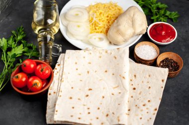 Tavuk ve sebzelerle sarılmış burrito pişirme süreci, çimento, Meksika shawarma