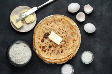 Koyu arkaplanda ev yapımı krep. 