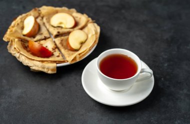 Koyu arkaplanda ev yapımı krep. 