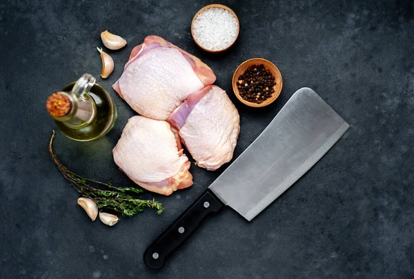 Rohe Hühnerschenkel Und Fleischmesser Mit Gewürzen Auf Steingrund — Stockfoto
