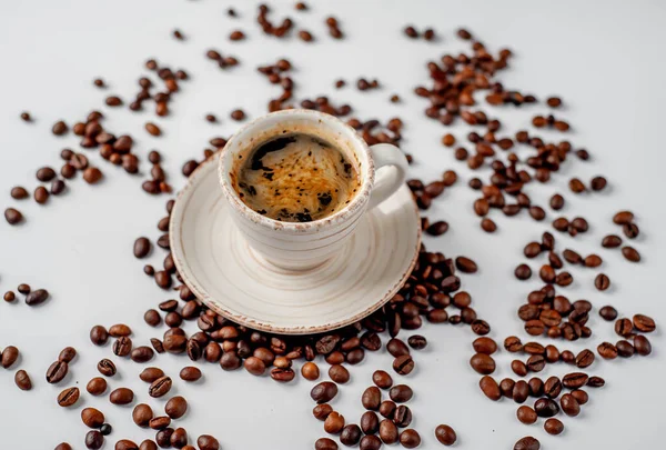 Taza Café Granos Café Sobre Fondo Blanco Con Espacio Copia — Foto de Stock