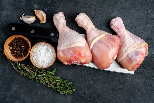 Patas Pollo Crudo Con Especias Plato Blanco Con Espacio Copia —  Fotos de Stock