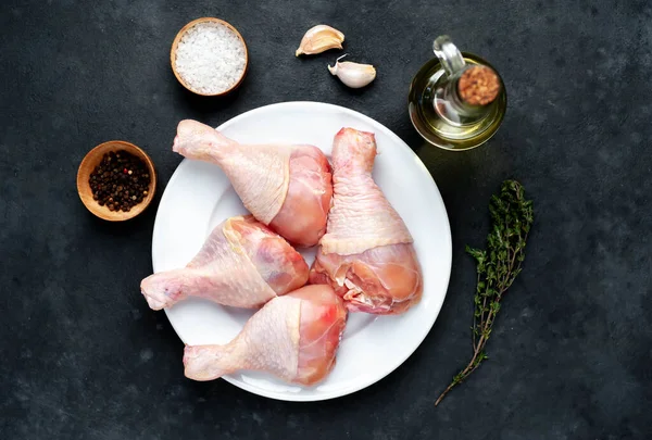 Patas Pollo Crudo Con Especias Plato Blanco Con Espacio Copia —  Fotos de Stock