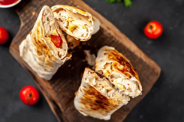 Burrito Owija Się Kurczakiem Warzywami Tle Betonu Meksykańska Shawarma — Zdjęcie stockowe