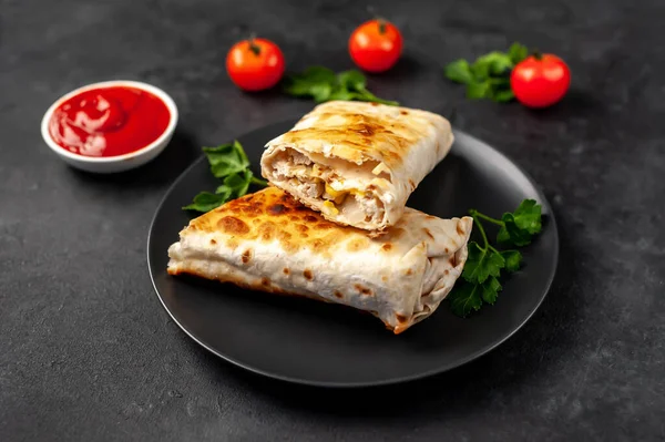 Burrito Owija Się Kurczakiem Warzywami Tle Betonu Meksykańska Shawarma — Zdjęcie stockowe